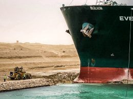 Navio é desencalhado no canal de Suez, mas prejuízos chegam a US$300 bilhões