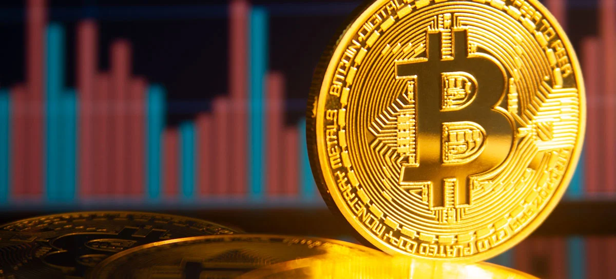 Bitcoin subiu 12% em agosto e superou investimentos no país